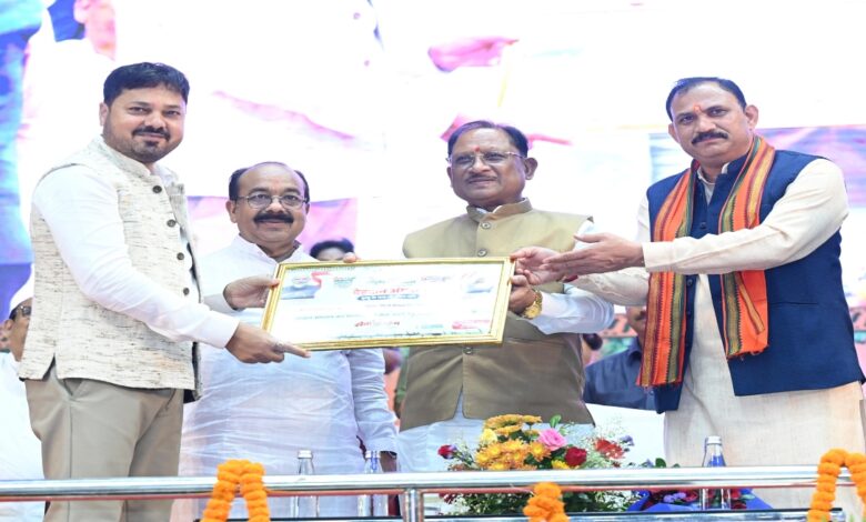 More than 1000 women donated blood in Raipur, record recorded in the Golden Book