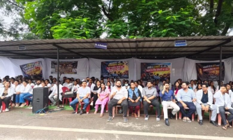 Stipend hiked, yet strike continues: Junior doctors in Raipur stand firm on 17 demands.