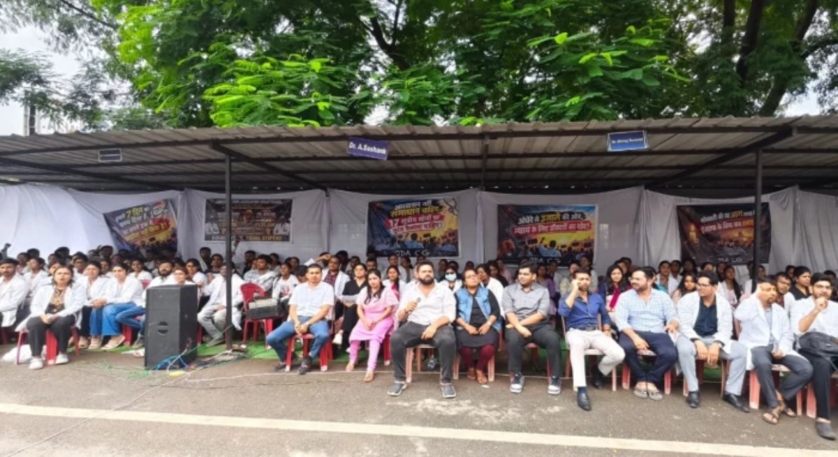 Stipend hiked, yet strike continues: Junior doctors in Raipur stand firm on 17 demands.