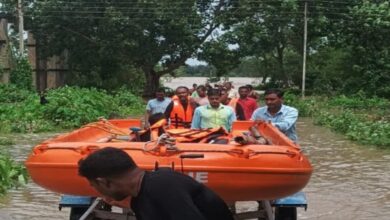 9 people stranded in floods rescued; administration team brings them to safety.