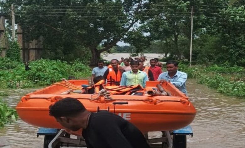 9 people stranded in floods rescued; administration team brings them to safety.