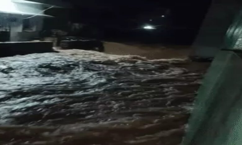 Rain and floods affect several states; roads closed in the mountains.