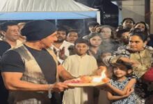 Salman Khan performed Aarti in reverse, sister Arpita interrupted him.