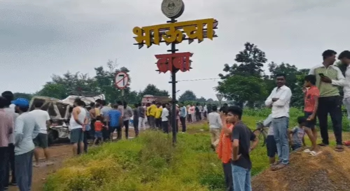 Truck-Bolero collision in Bhandara; 8 dead, including 3 children.