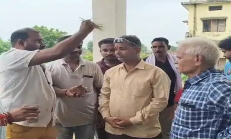 Family that had converted returns to the community following woman's death; last rites performed according to Hindu rituals.