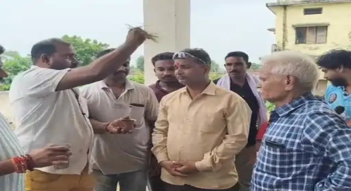 Family that had converted returns to the community following woman's death; last rites performed according to Hindu rituals.