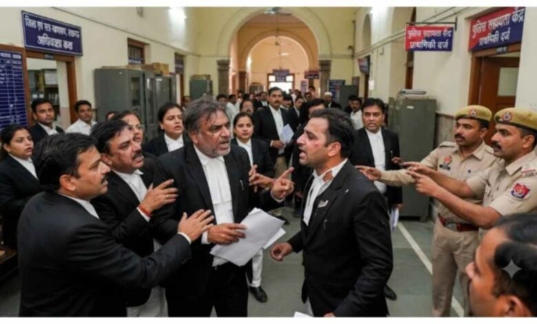 Court complex turns into an arena due to old rivalry; two lawyers clash.