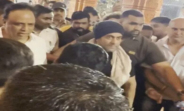 Child bumped by Salman's bodyguard: Actor stepped forward to shake hands; he had arrived for Ganpati darshan.