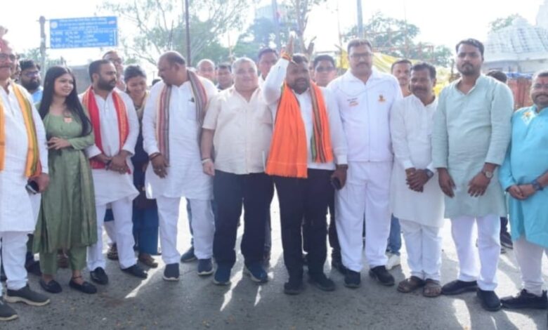 Minister Rajesh Agrawal conveyed the message of cleanliness and service by engaging in voluntary labor.