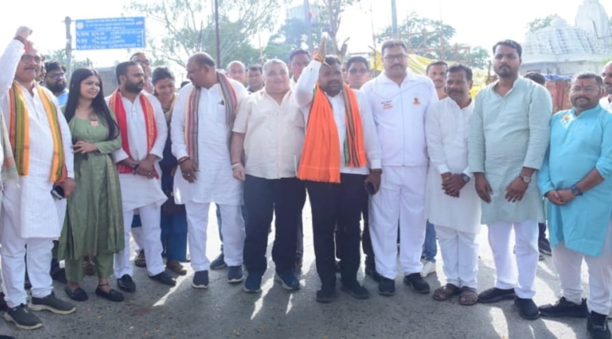 Minister Rajesh Agrawal conveyed the message of cleanliness and service by engaging in voluntary labor.