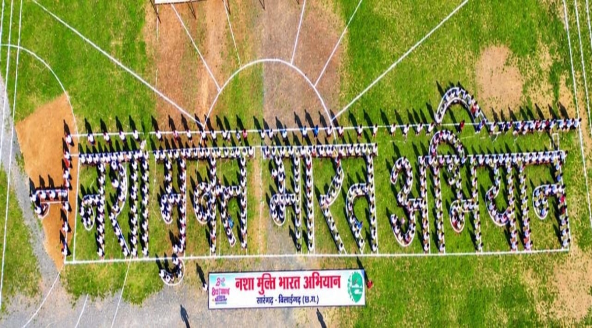 Message of a drug-free India resonates through human chain in Sarangarh.