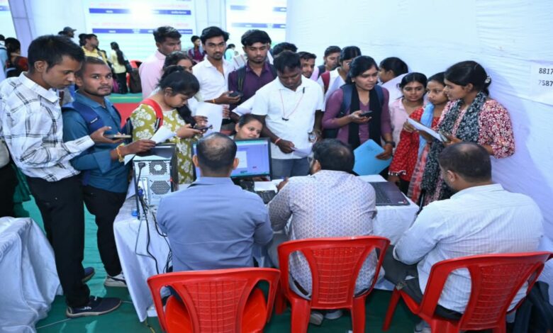 5,018 youths registered on the first day of the state-level job fair.