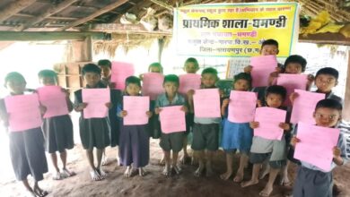 घमंडी गांव के बच्चों को मिली 10 किमी पैदल चलने से मुक्ति; 22 बच्चों को जाति प्रमाण पत्र भी बांटे