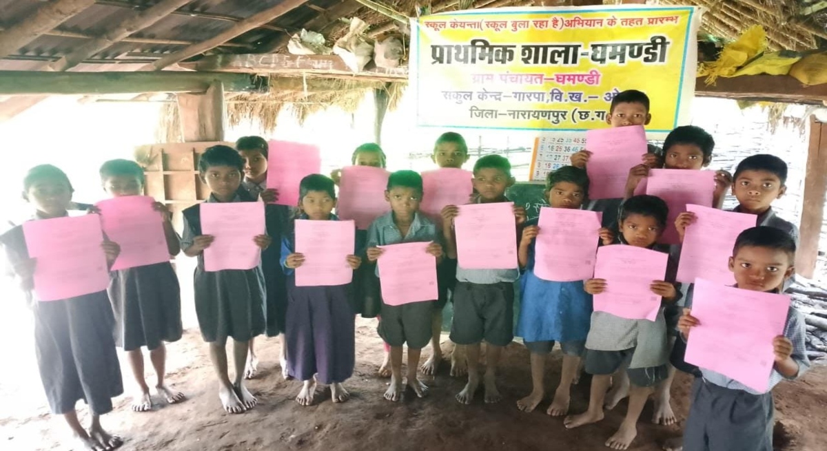 घमंडी गांव के बच्चों को मिली 10 किमी पैदल चलने से मुक्ति; 22 बच्चों को जाति प्रमाण पत्र भी बांटे