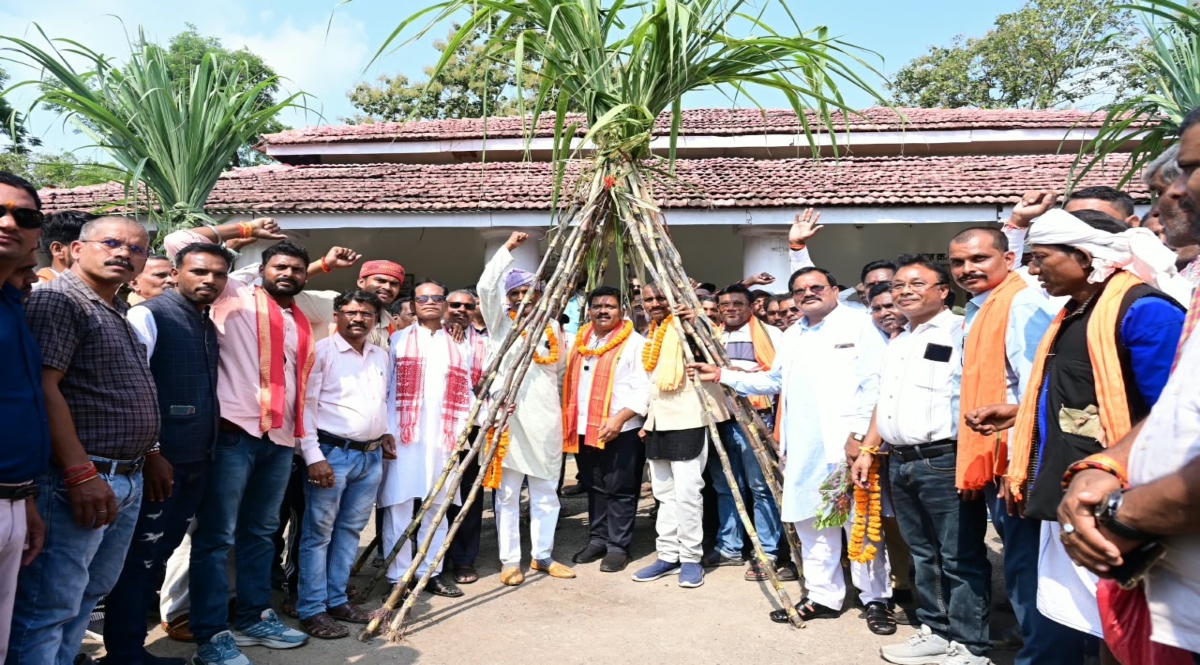 Farmers rejoice as sugarcane price reaches ₹425 per quintal; present sugarcane to Deputy CM Vijay Sharma.