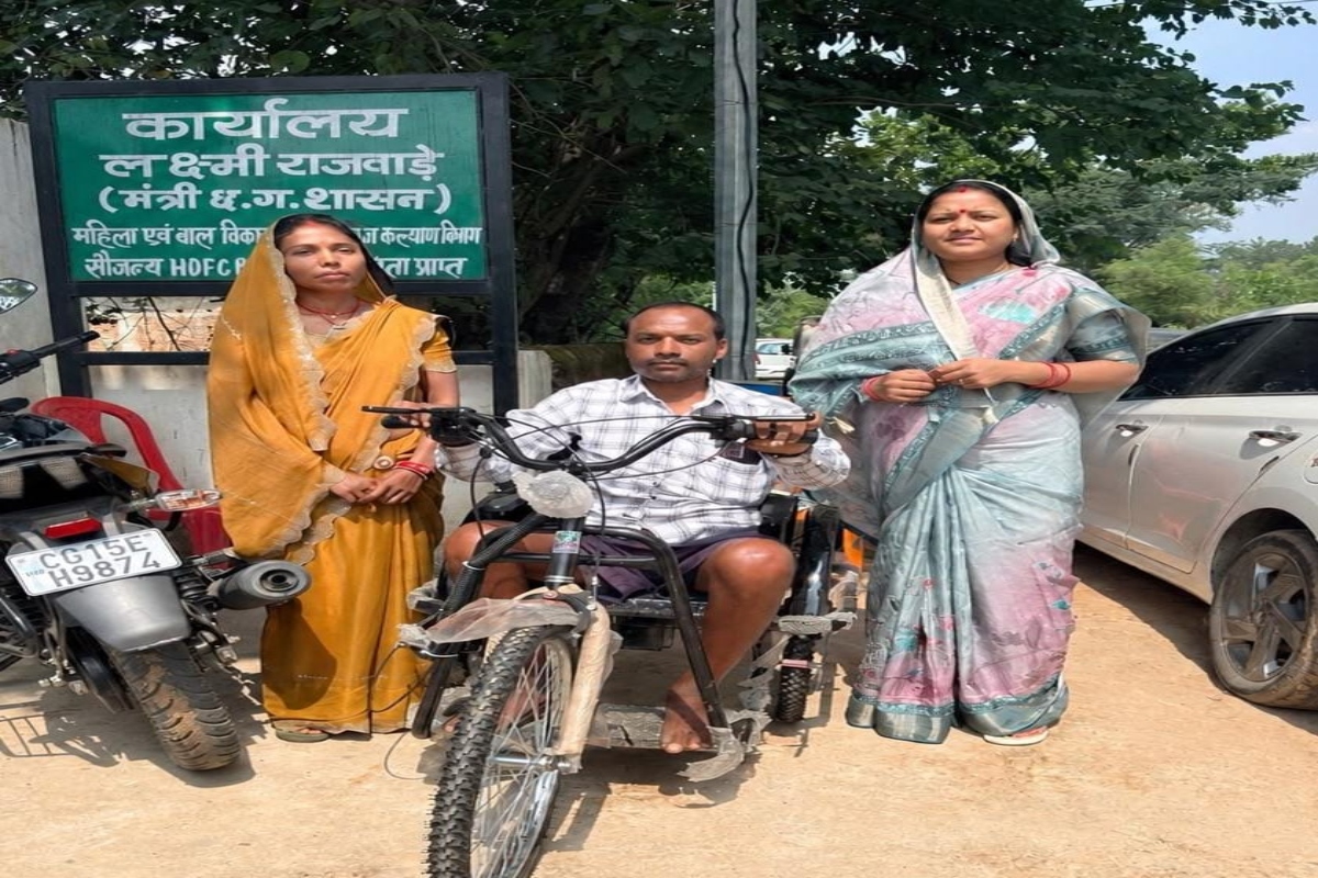 Minister Lakshmi Rajwade presented a tricycle to differently-abled Dhaneshwar, fulfilling her promise.