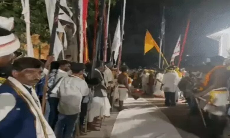 Tribal community arrives in Dongargarh with 15 'Angadev' (deity symbols) from Bastar; 'Panchami Bhent' (ritual meeting) concludes peacefully.