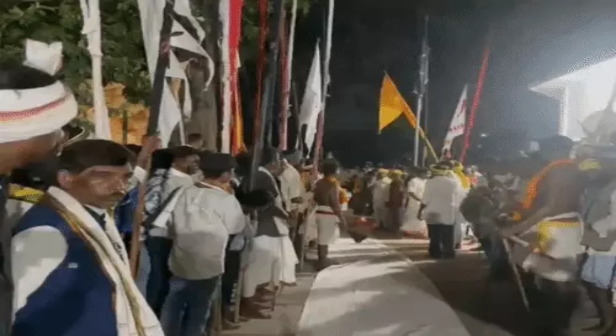 Tribal community arrives in Dongargarh with 15 'Angadev' (deity symbols) from Bastar; 'Panchami Bhent' (ritual meeting) concludes peacefully.