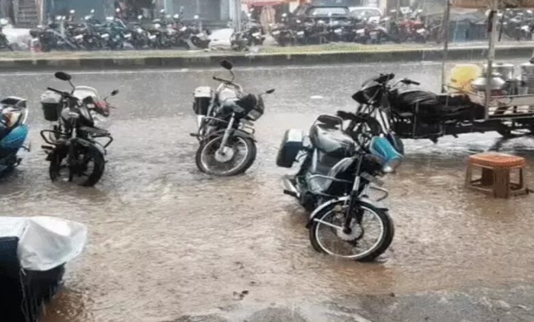 Snowfall in the mountains, temperature drops in Rajasthan due to rain; floods in UP