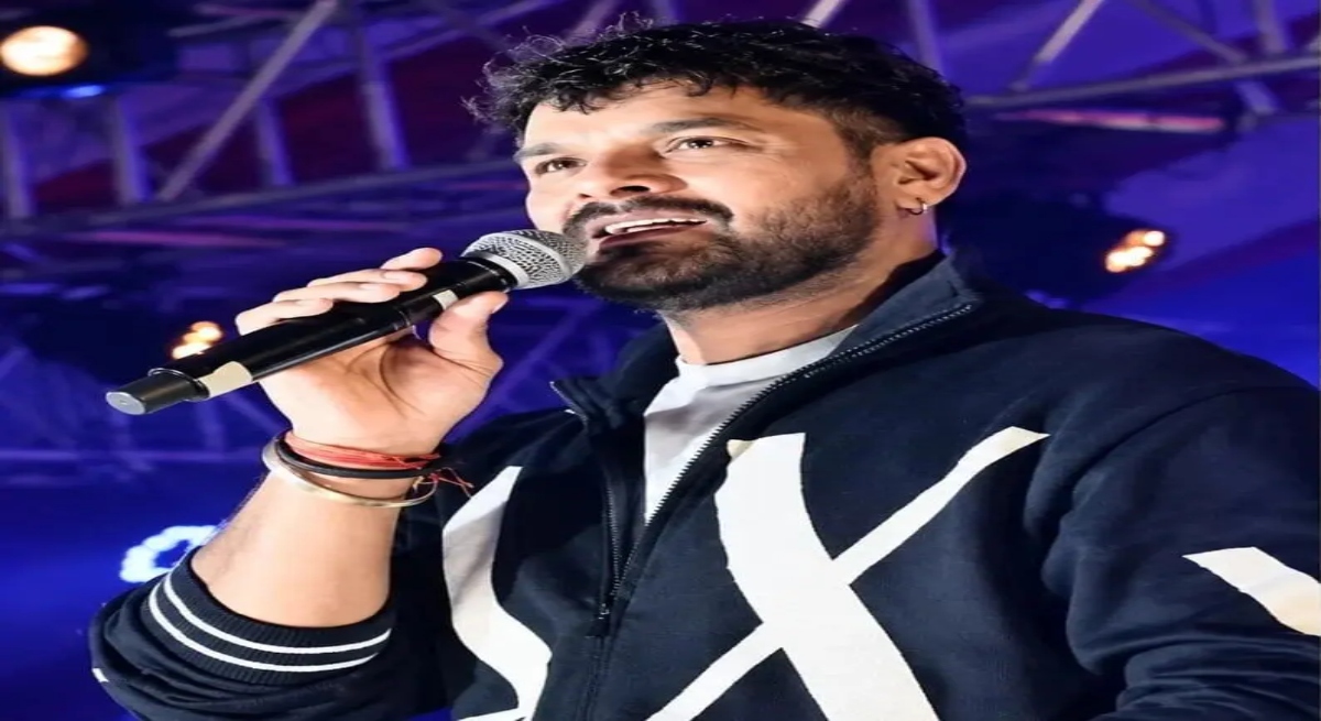 Chappal incident in Khesari Lal Yadav's show