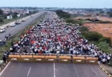 Police stopped farmers in Raipur who were marching to lay siege to the government secretariat; the farmers were demanding payment of 1,700 crore in outstanding dues.