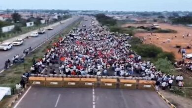 Police stopped farmers in Raipur who were marching to lay siege to the government secretariat; the farmers were demanding payment of 1,700 crore in outstanding dues.